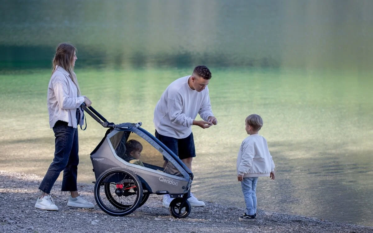 Bild Familie mit Kinderfahrradanhänger