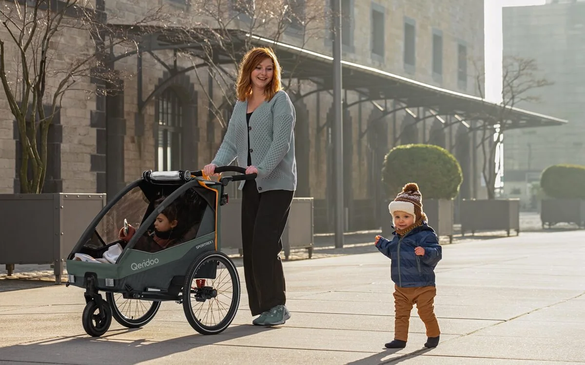 Bild Frau mit Kinder-Fahrradanhänger