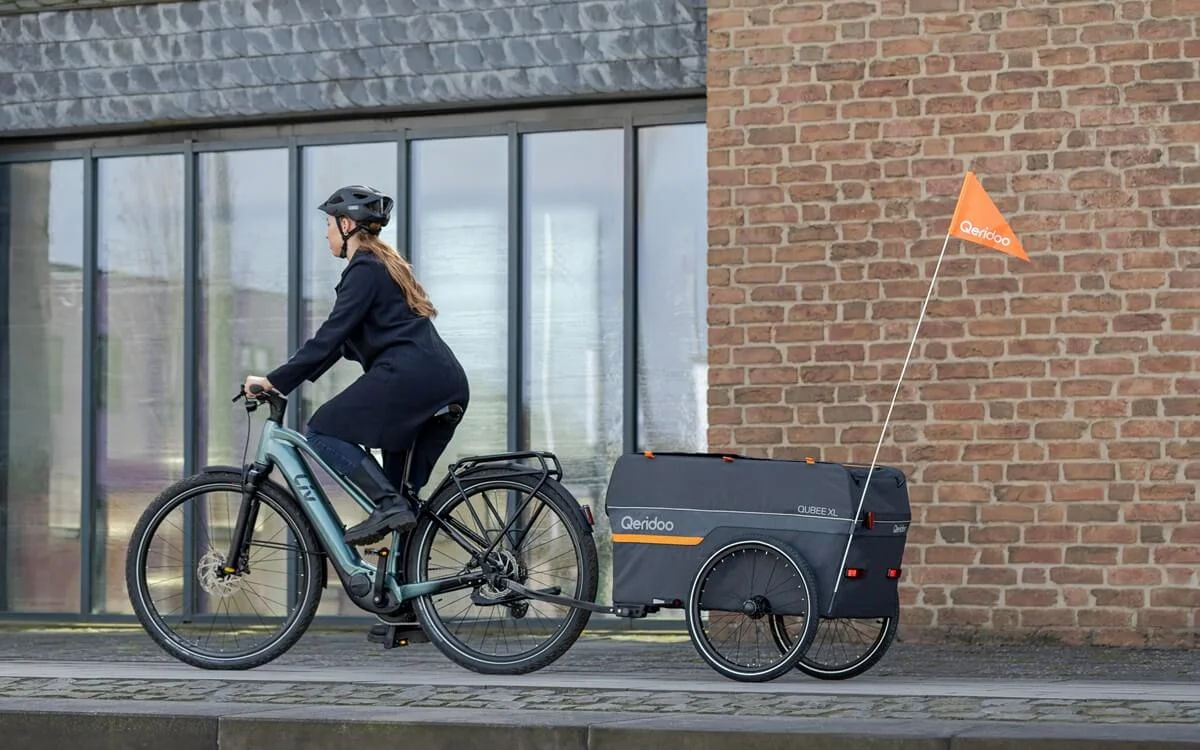 Bild Frau am Rad mit Lastenanhänger