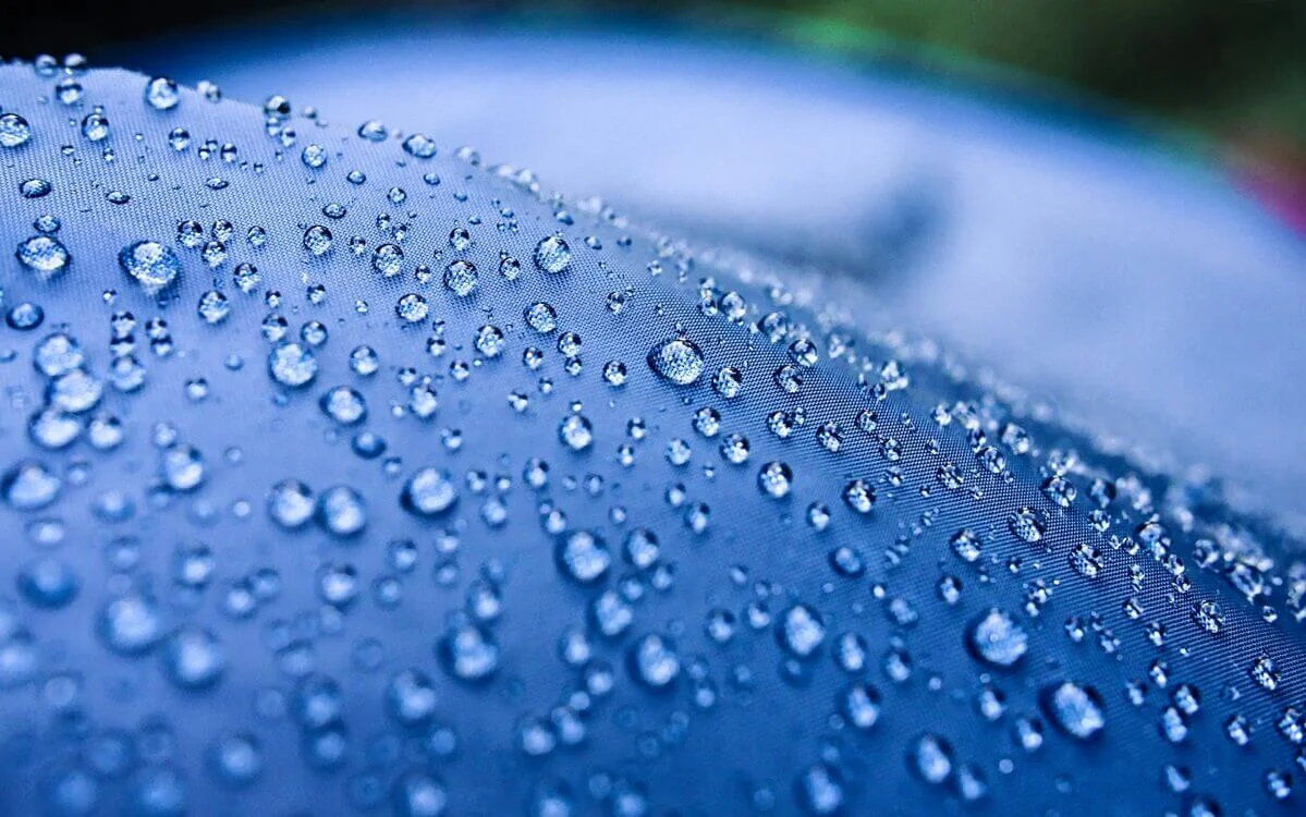 Wassertropfen auf Oberfläche Bild Wassertropfen auf Oberfläche