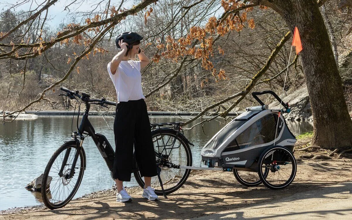 Helm im Fahrradanhänger: Vorschriften und Tipps für Eltern